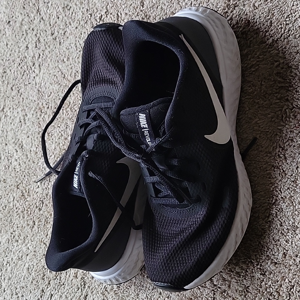 Womans Nike revolution